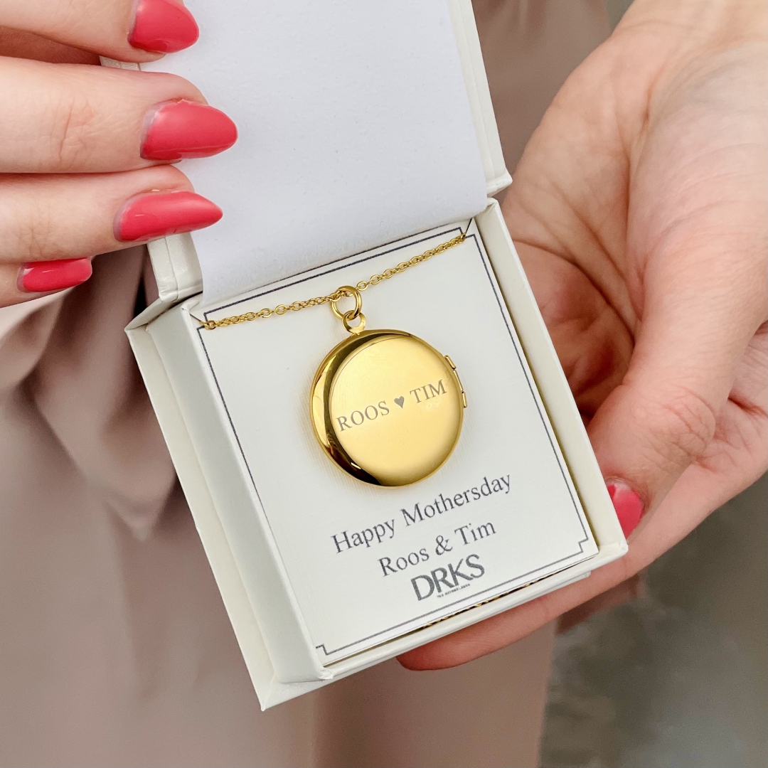 gouden medaillon ketting met gravering in sieradendoosje