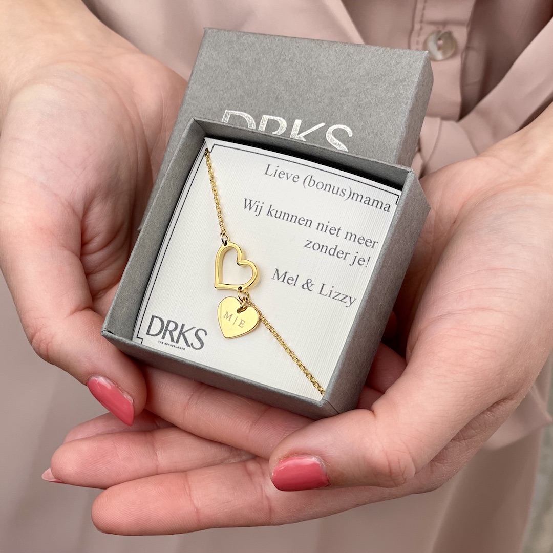gouden hartjes armband met gravering in sieradendoosje