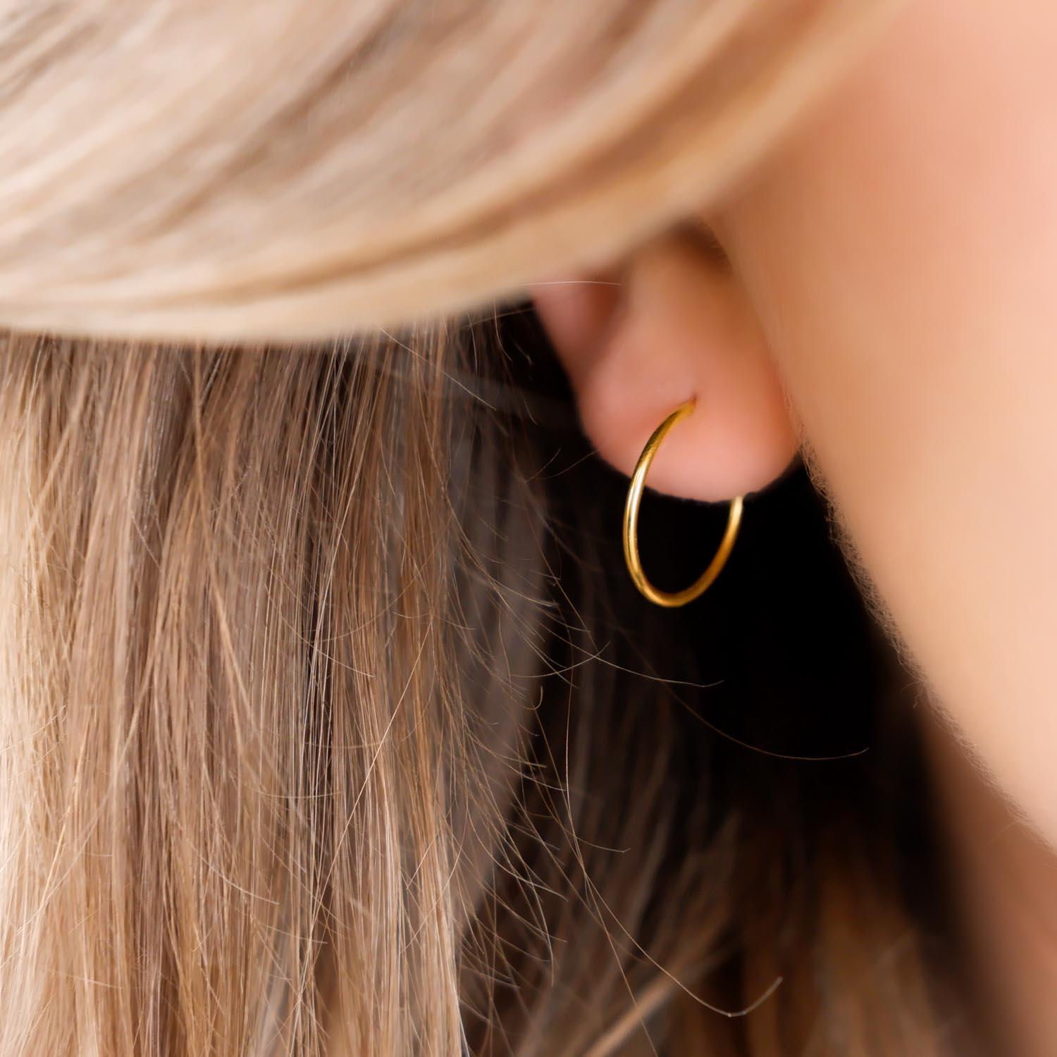 blonde vrouw met gouden oorringetjes 18 mm