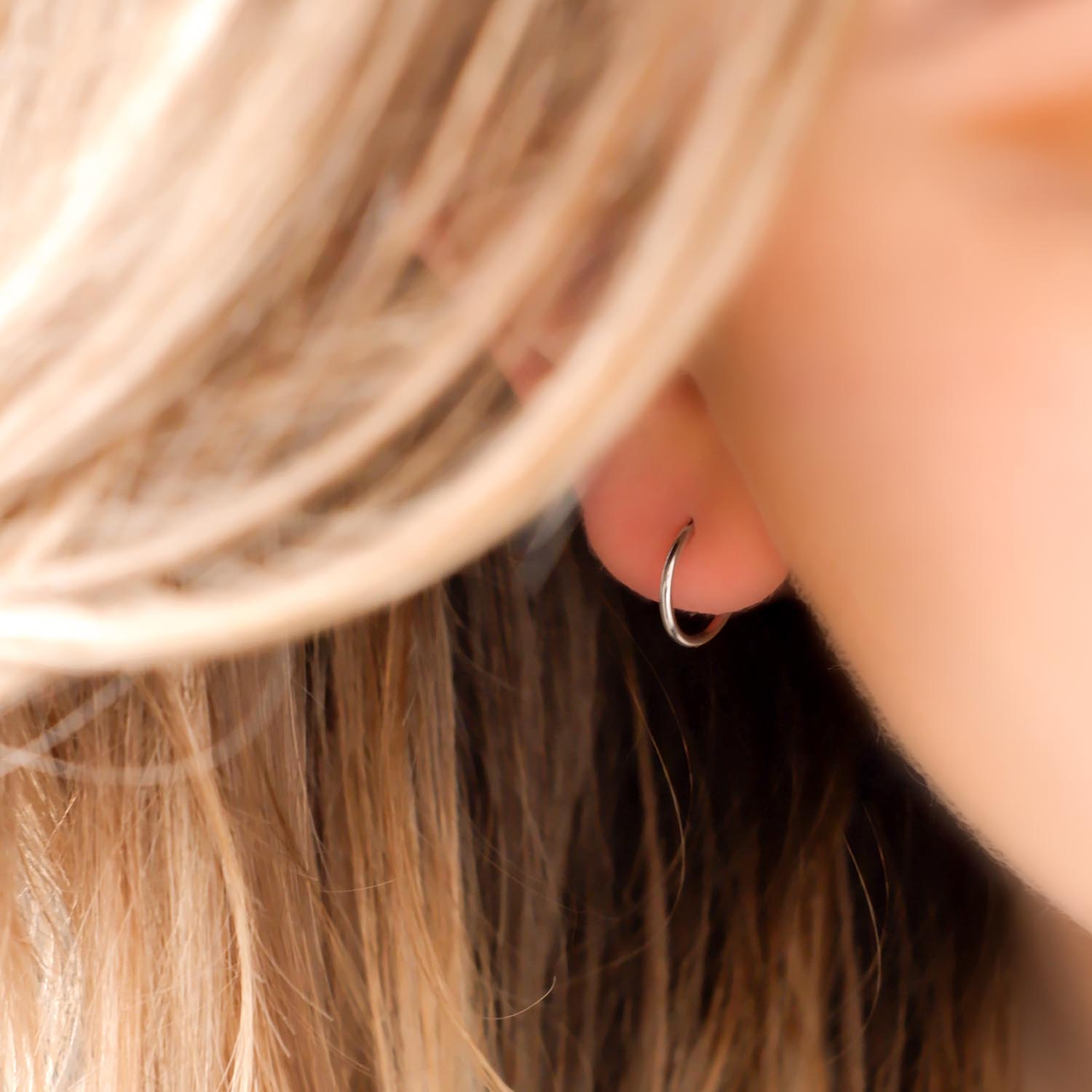 blonde vrouw met zilveren oorringetjes 12 mm