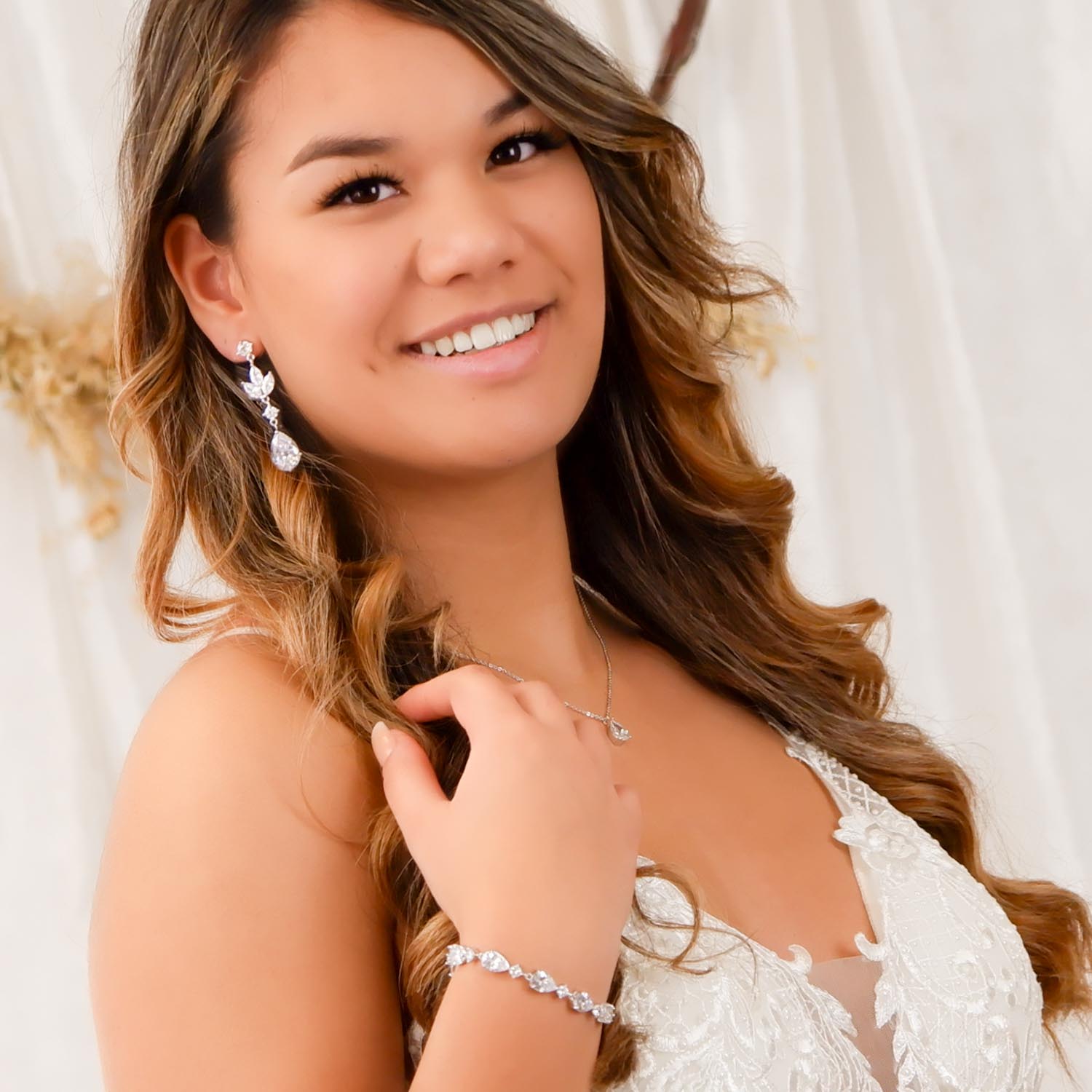 bruid draagt zilveren bruids sieradenset