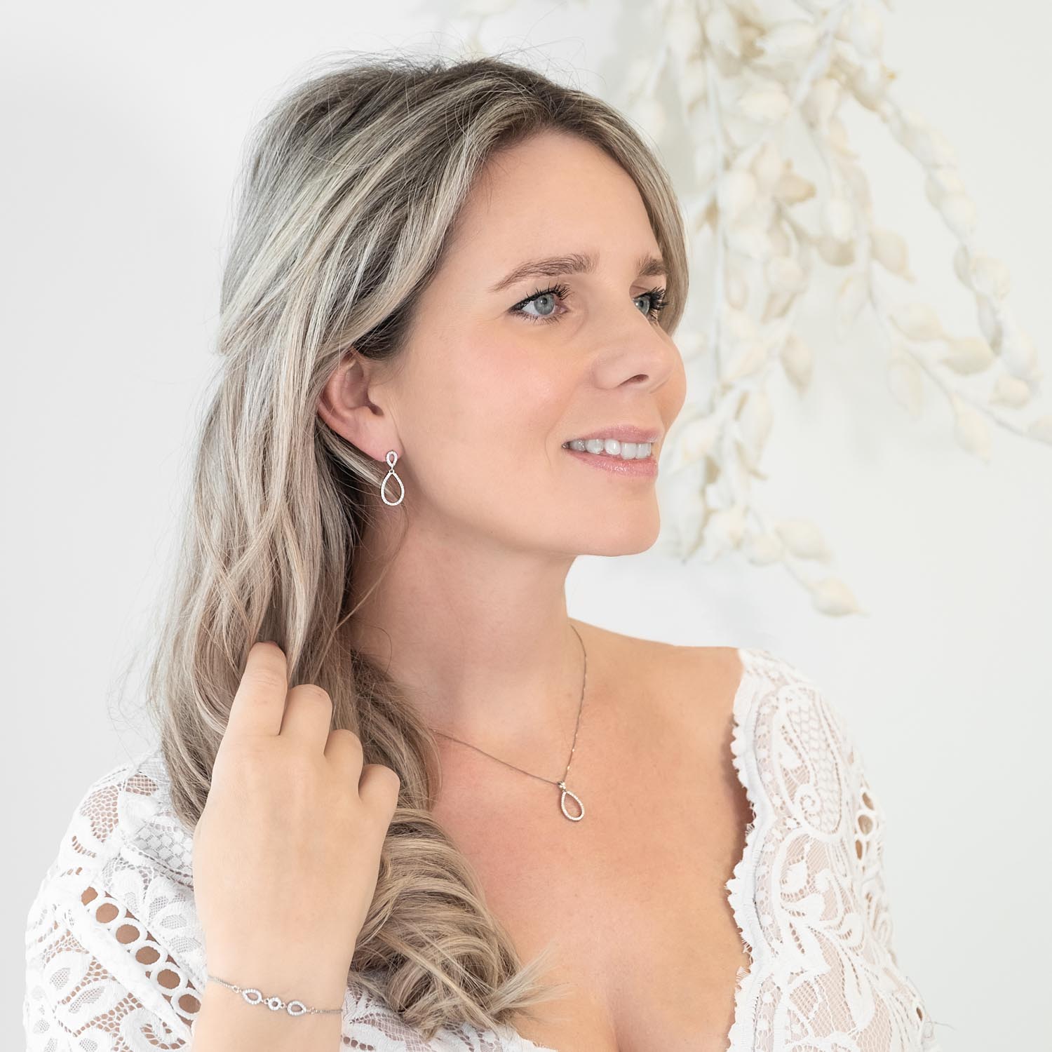vrouw draagt sterling zilveren sieradenset
