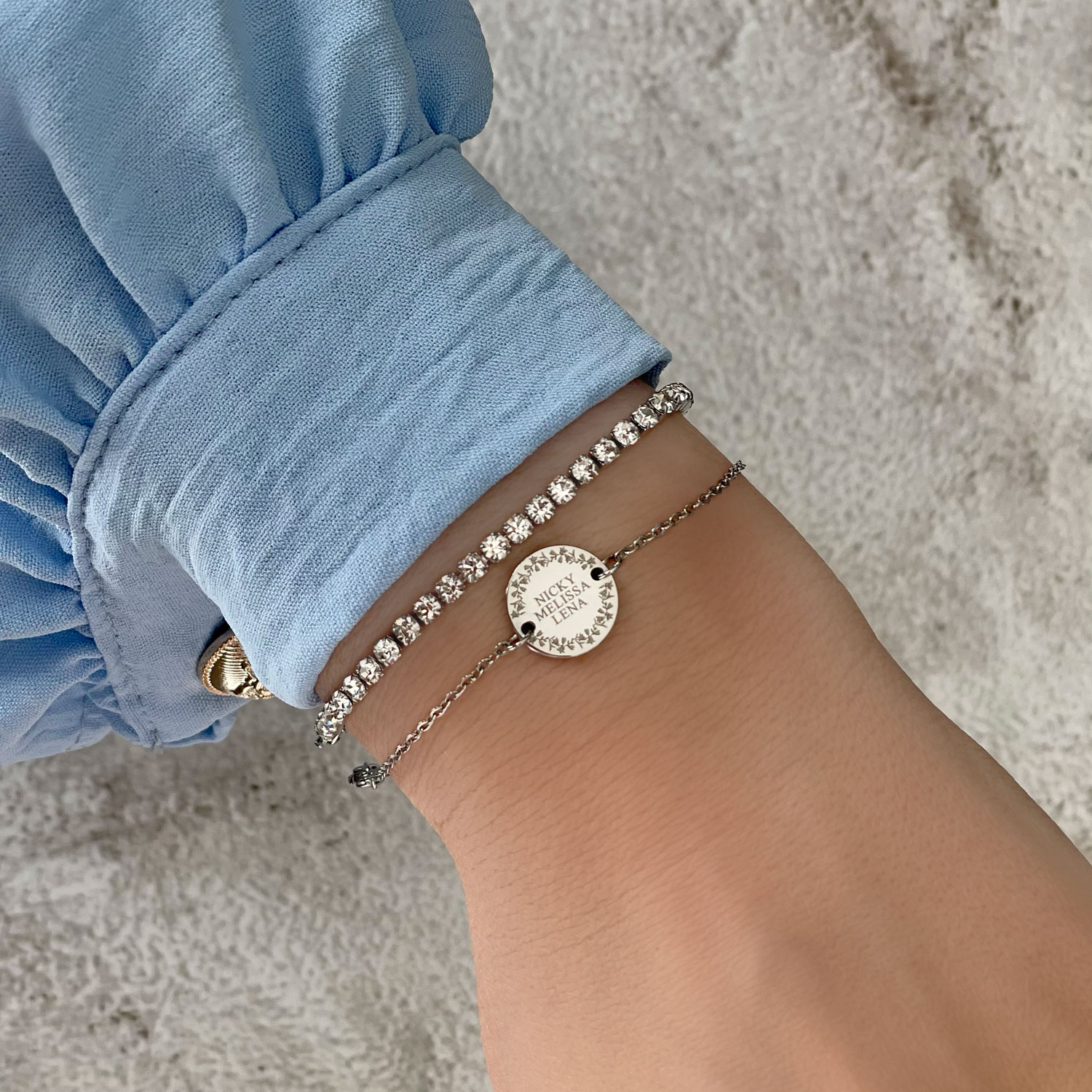 zilveren armparty met gravering om pols