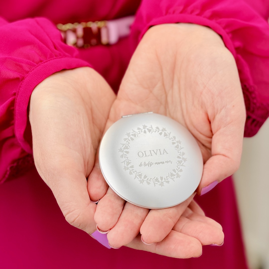 zilveren spiegeltje met gravering op handen