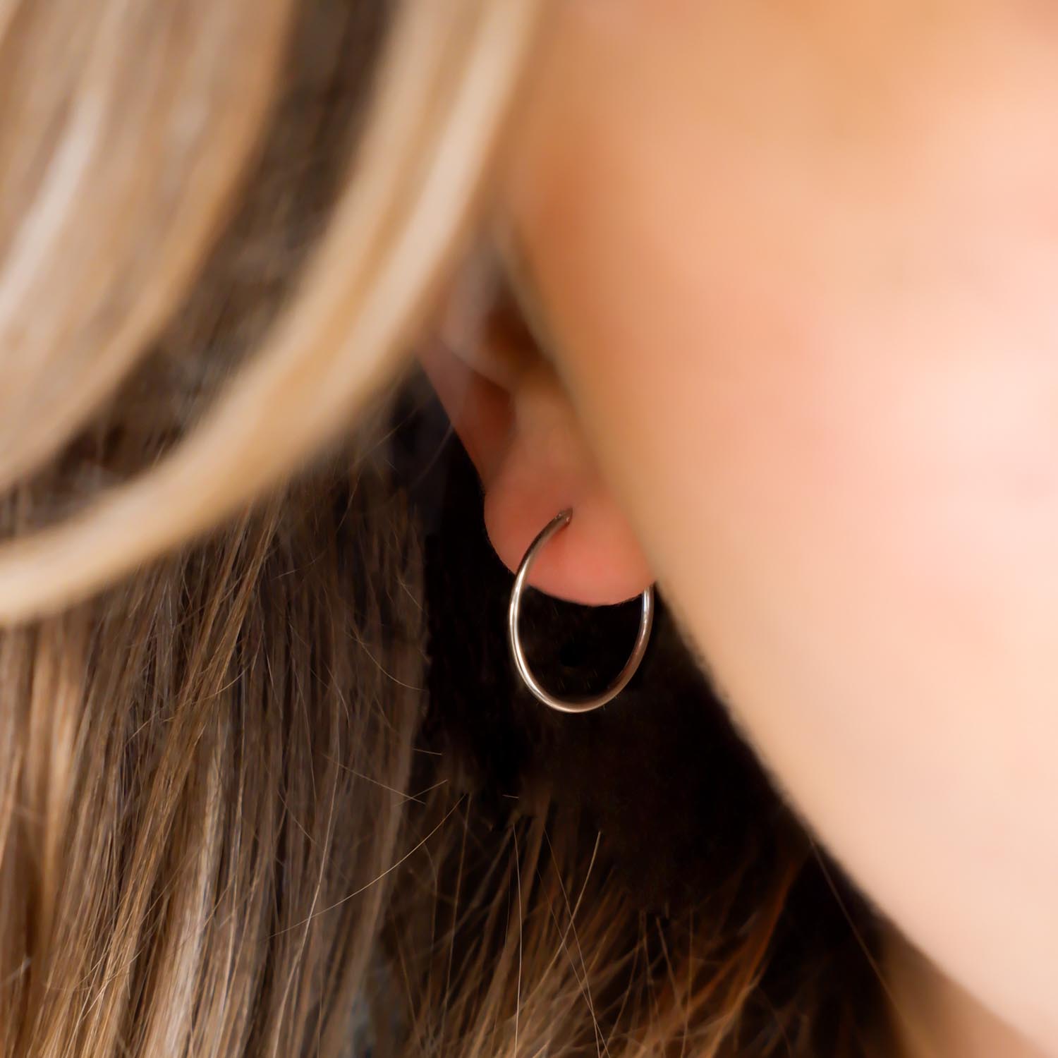 blonde vrouw met zilveren oorringetjes 20 mm