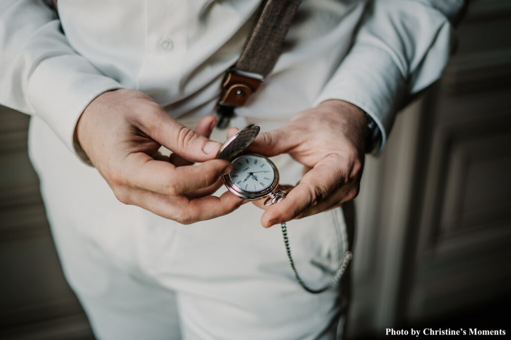 Bruidegom heeft pochet watch vast