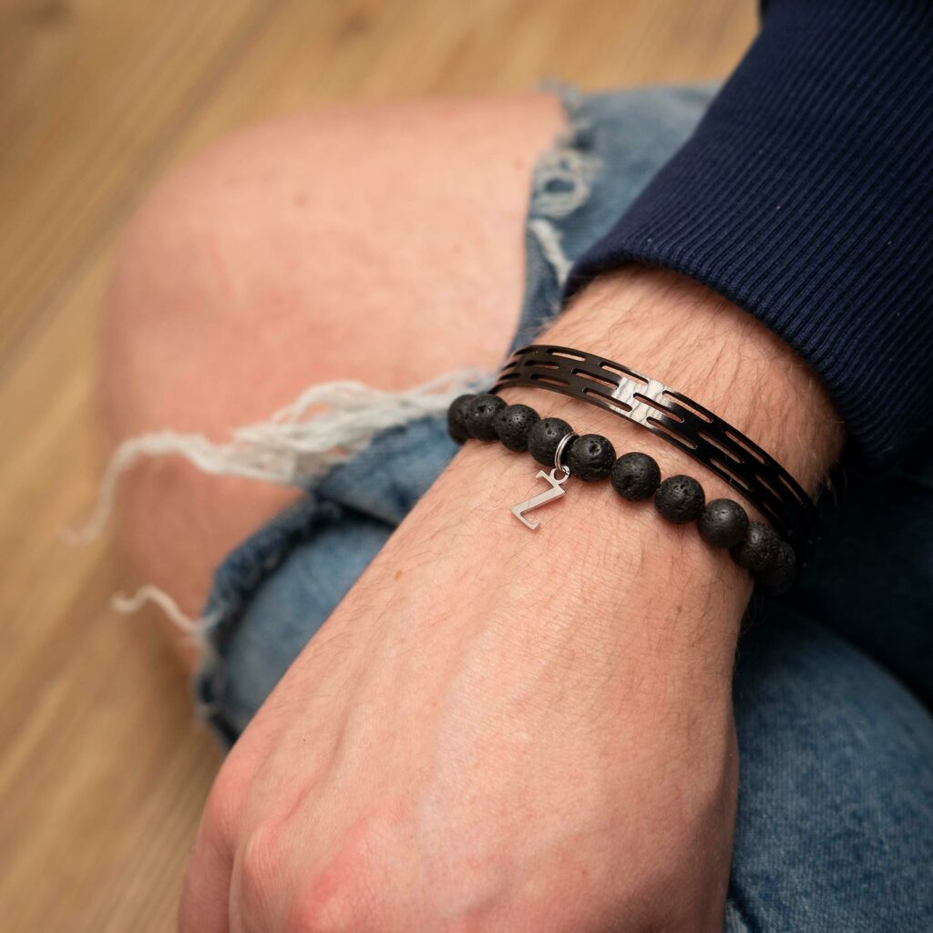 Twee zwarte armbanden voor heren