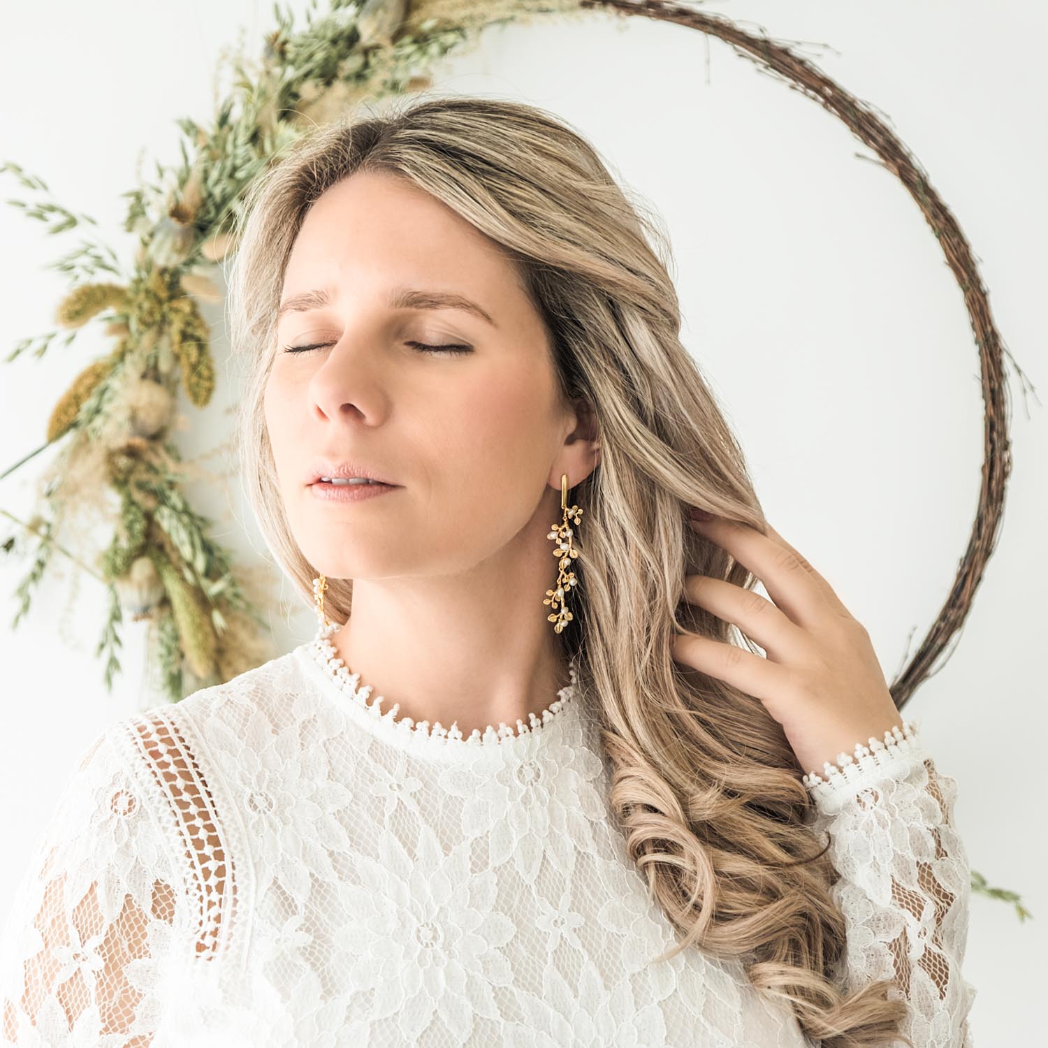 bruid draagt bohemian bruids oorbellen