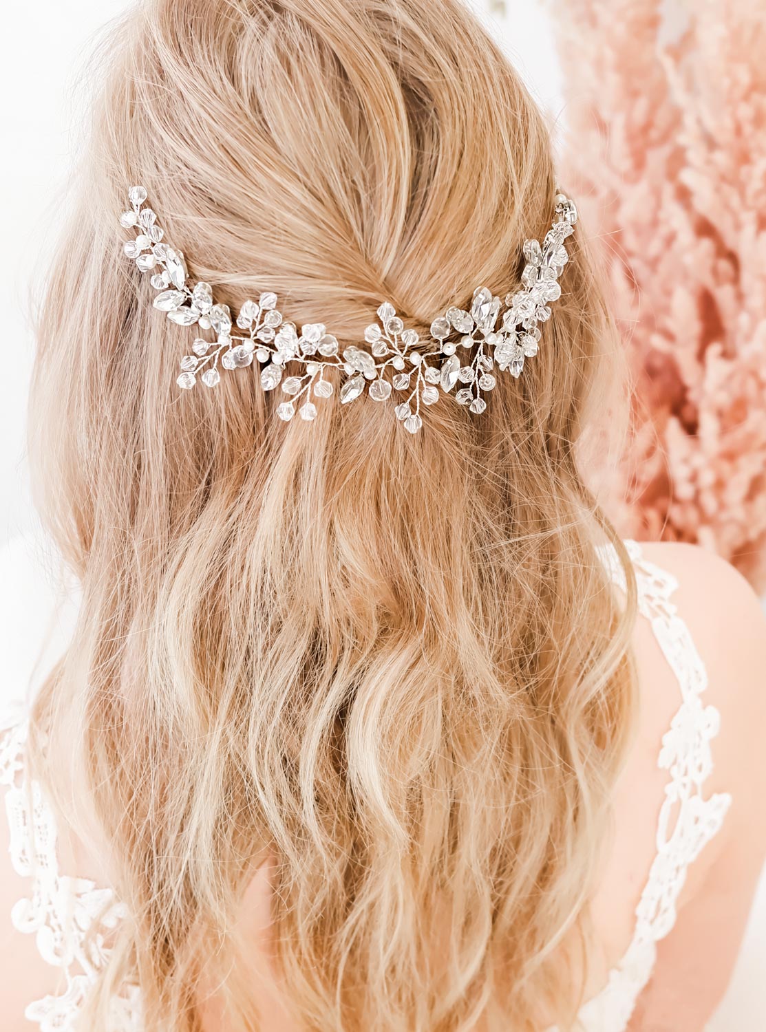 bruidskapsel met haaraccessoire