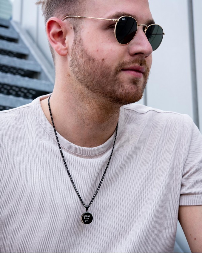 zwarte mannen ketting bij man met zonnebril