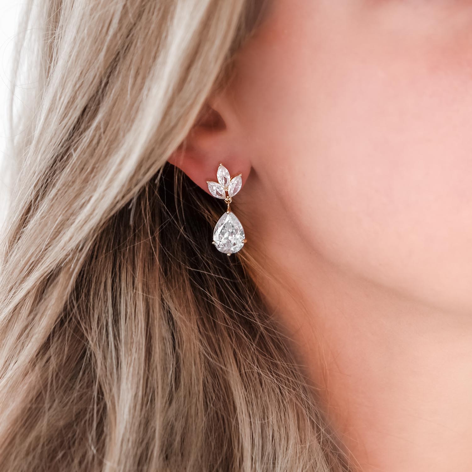 bruid draagt bruids oorbellen met sparkle