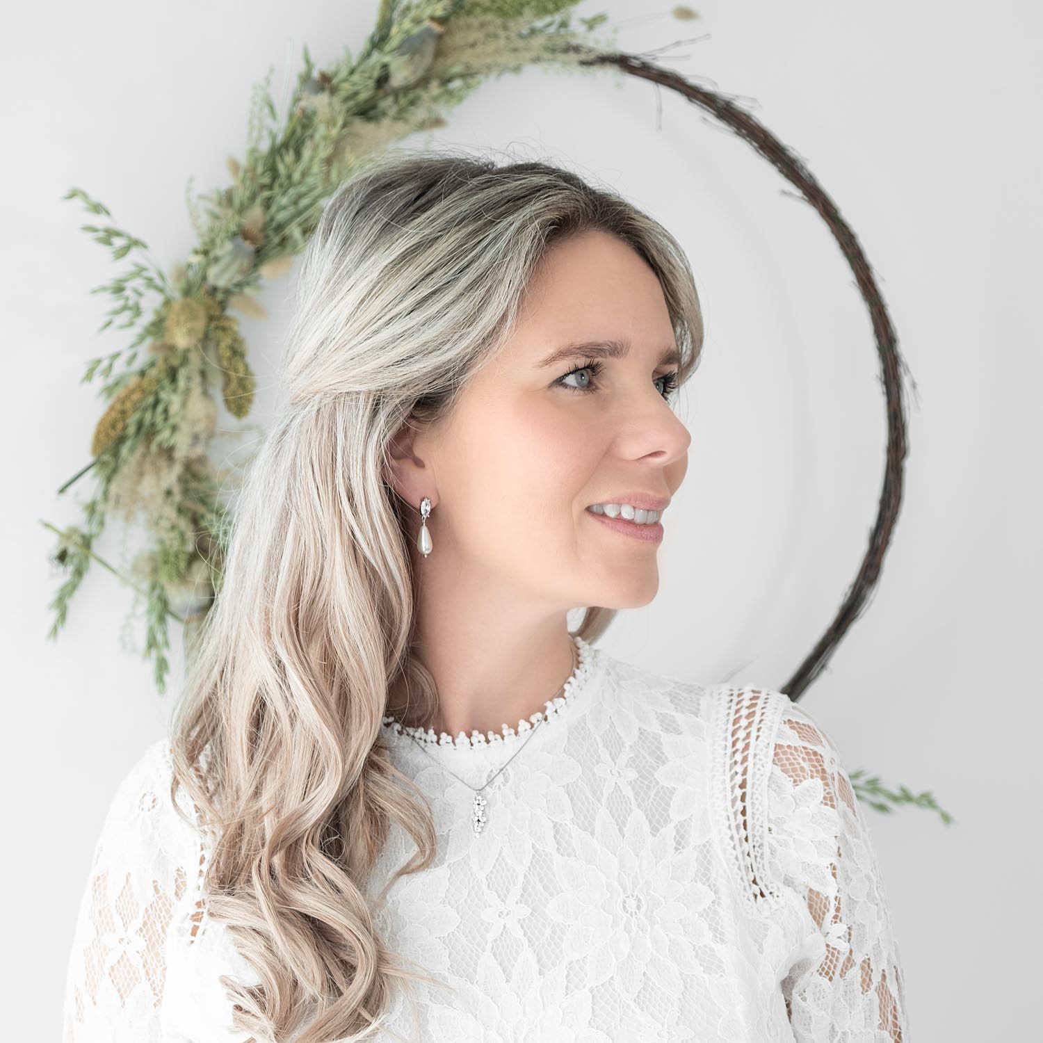 bruid draagt bruids oorbellen met sparkle en parel