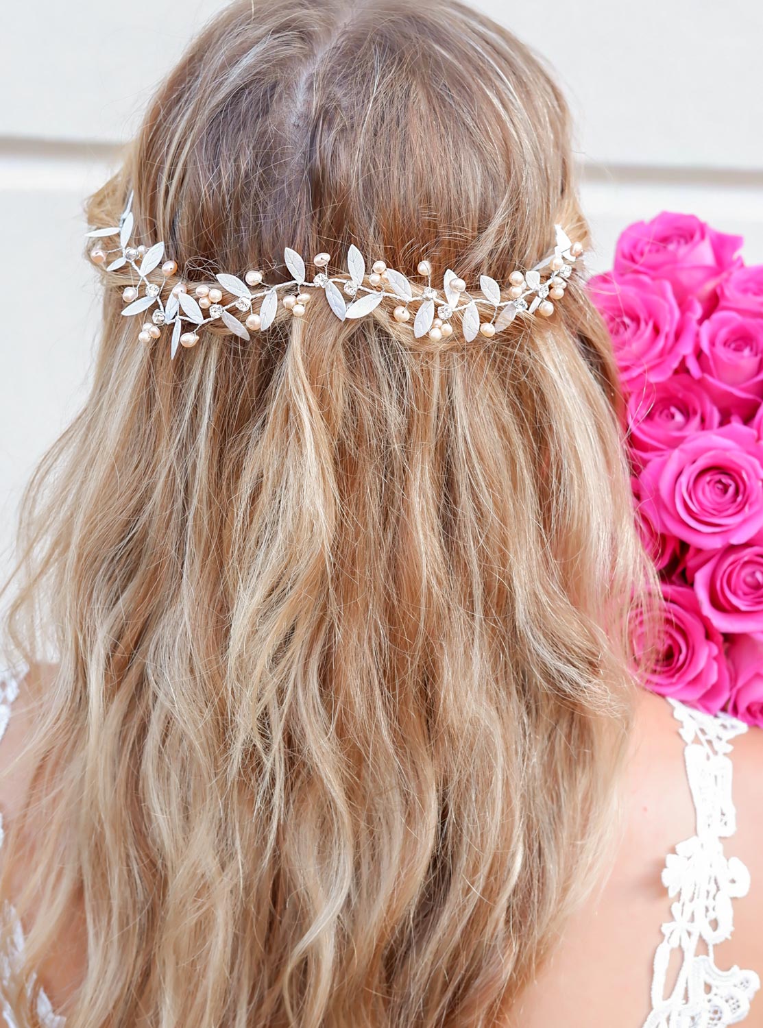 bruidskapsel met haaraccessoire voor de bruid