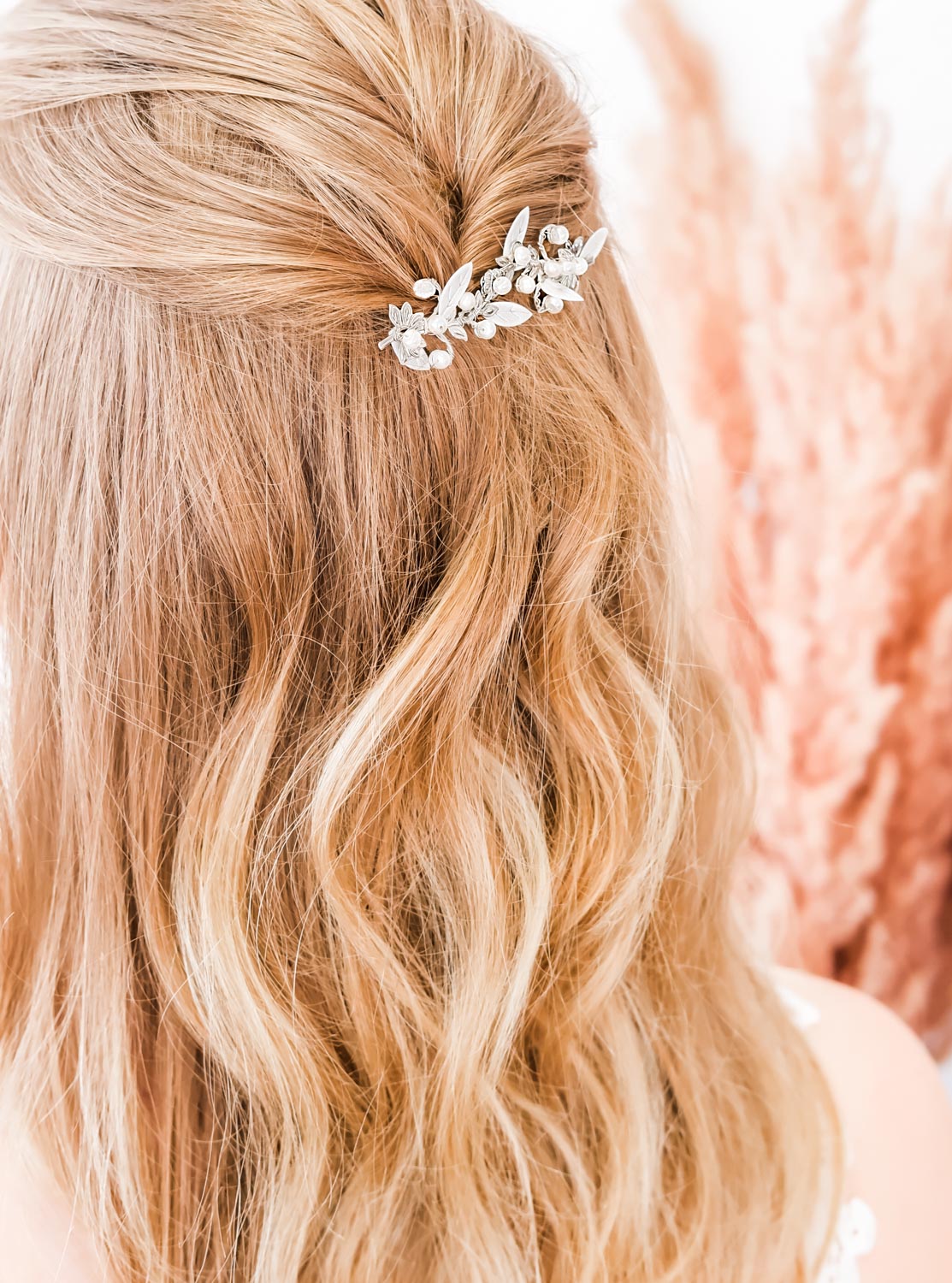 bruid draagt zilveren haarsieraad