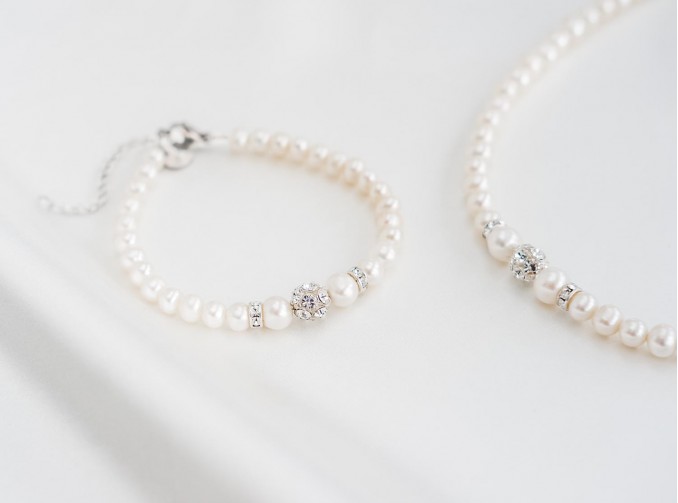 parel-armband-met-steentjes-678x503