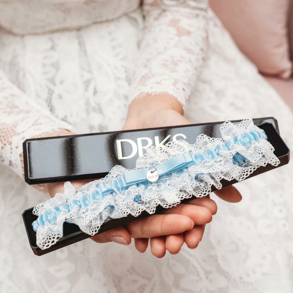 blauwe kousenband met gepersonaliseerd muntje