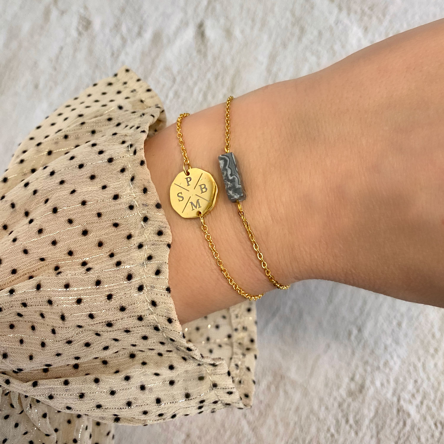 mix van gouden armbanden om pols