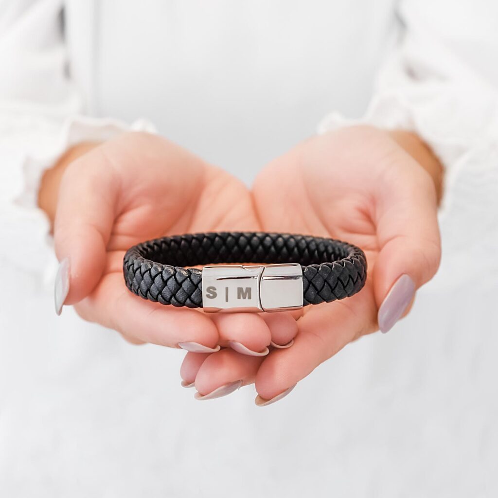 leren-armband-voor-mannen-in-handen