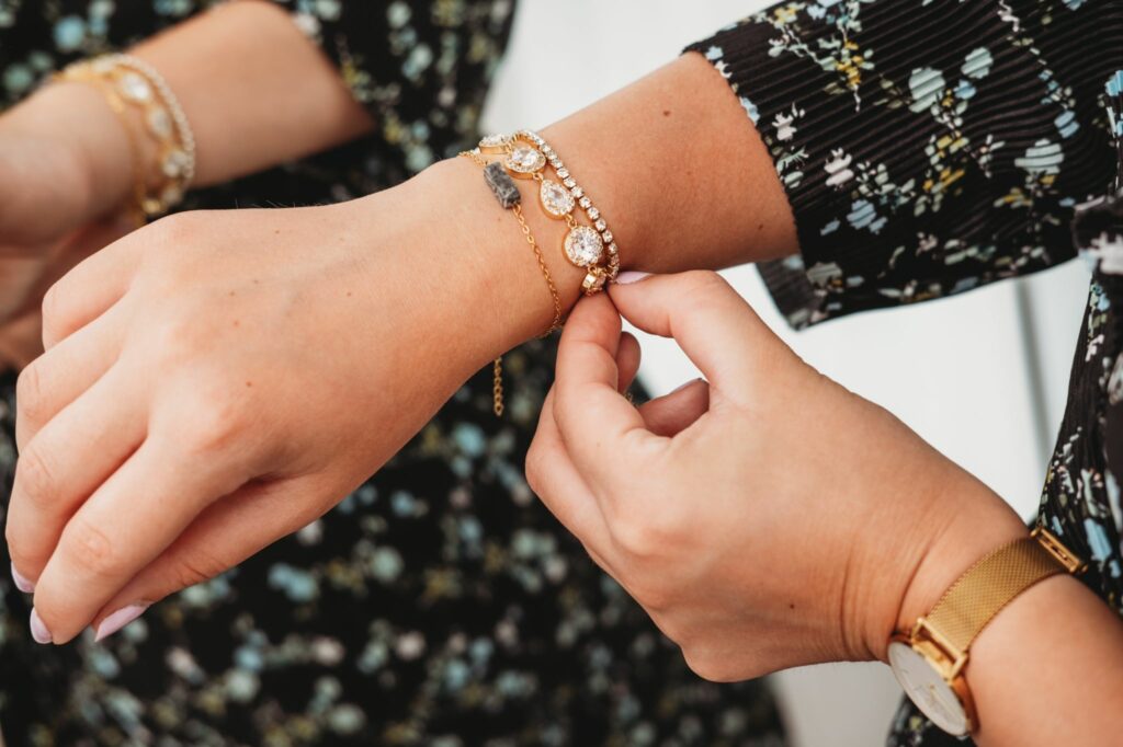 Armparty met gouden tennis armband
