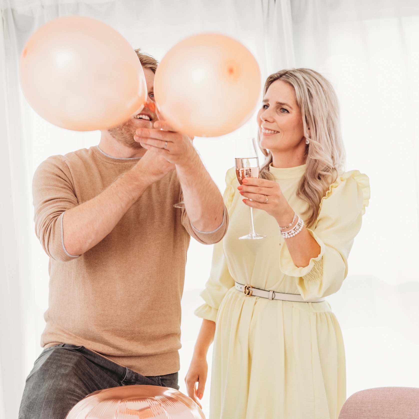 man en vrouw met ballonnen