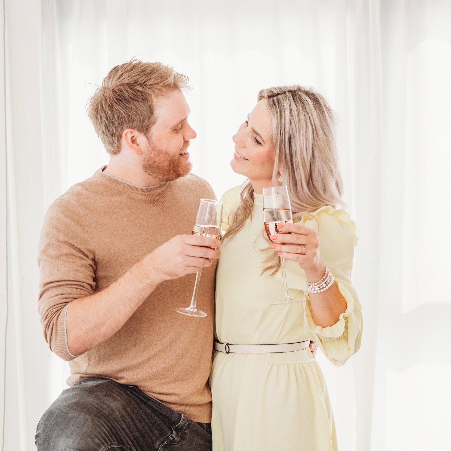 man en vrouw proosten