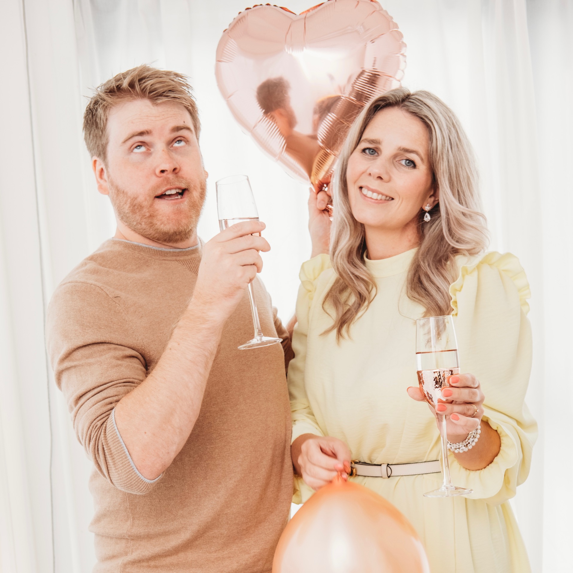 man en vrouw met ballonnen en drankje