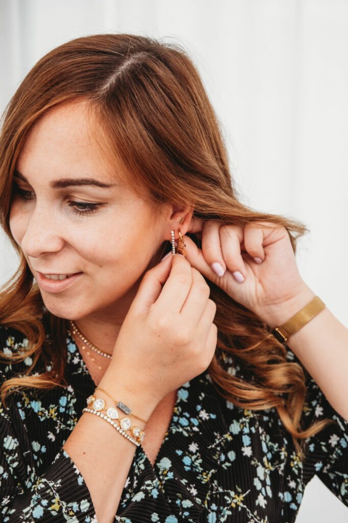 lianne doet drks oorbellen in