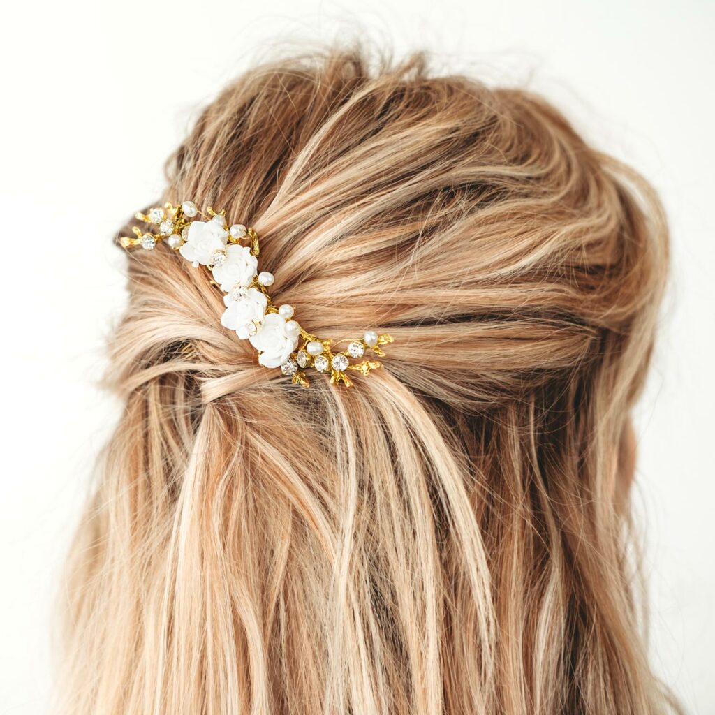 haaraccessoire met bloemen en parels goudkleurig