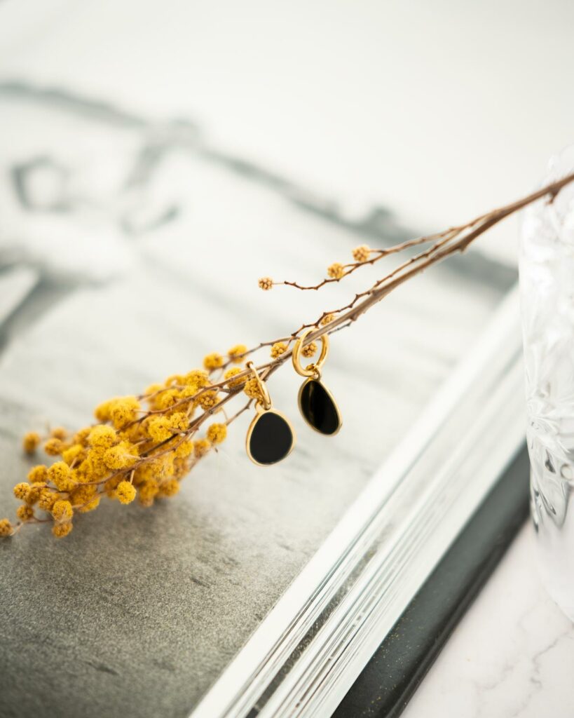 Druppel oorbellen goudkleurig zwart detail