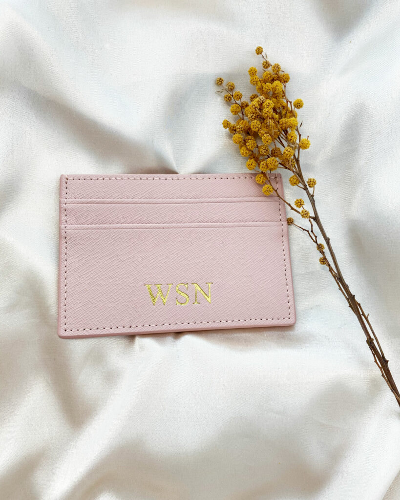 Pasjeshouder met initialen