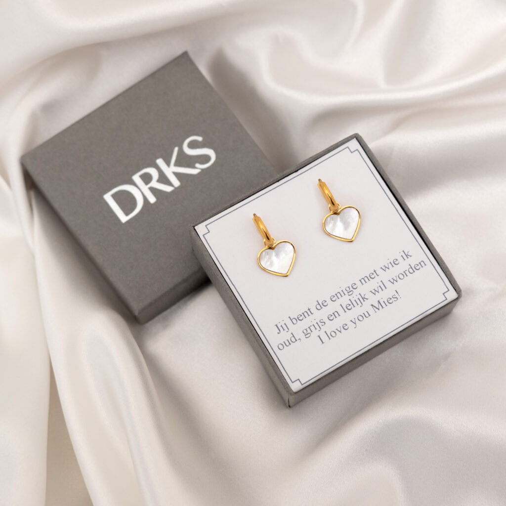 parelmoer oorbellen in goud in hartjes vorm
