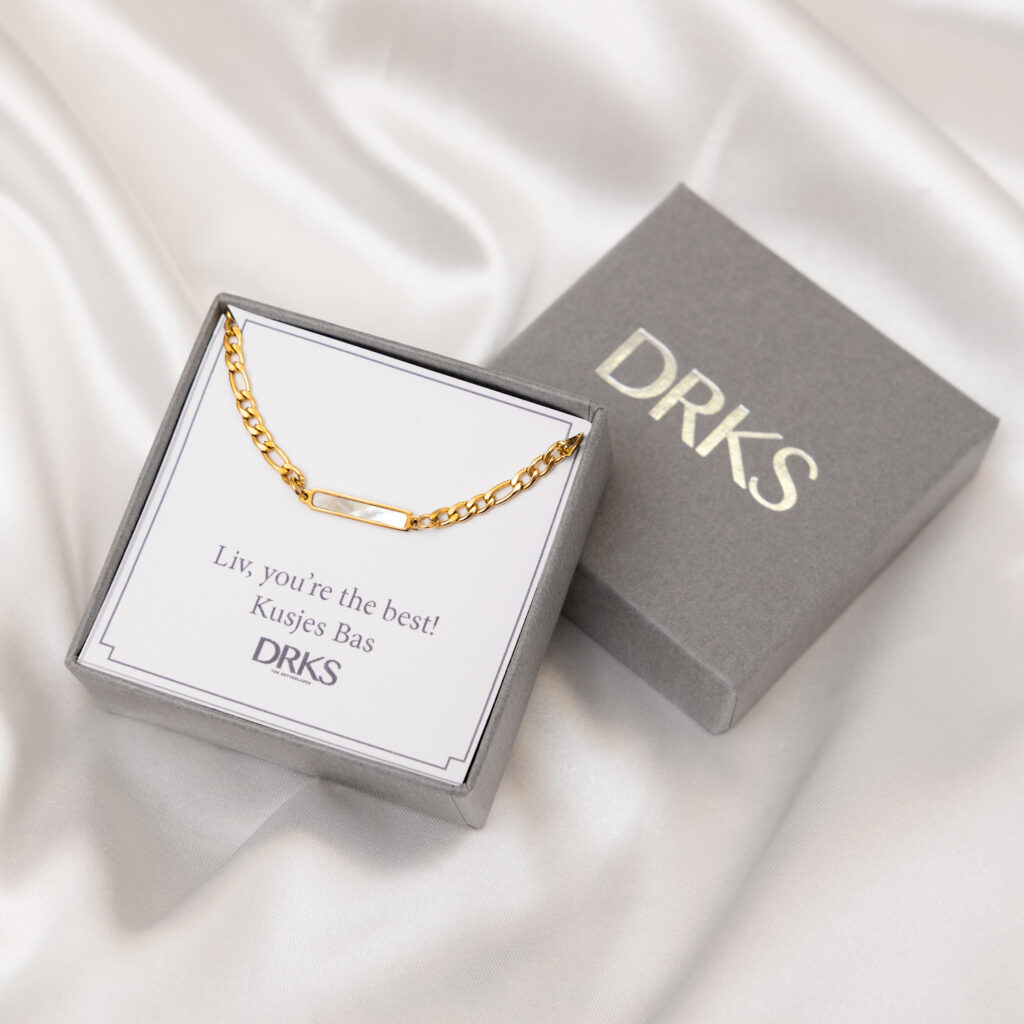 gouden ketting met parelmoer bar in doosje