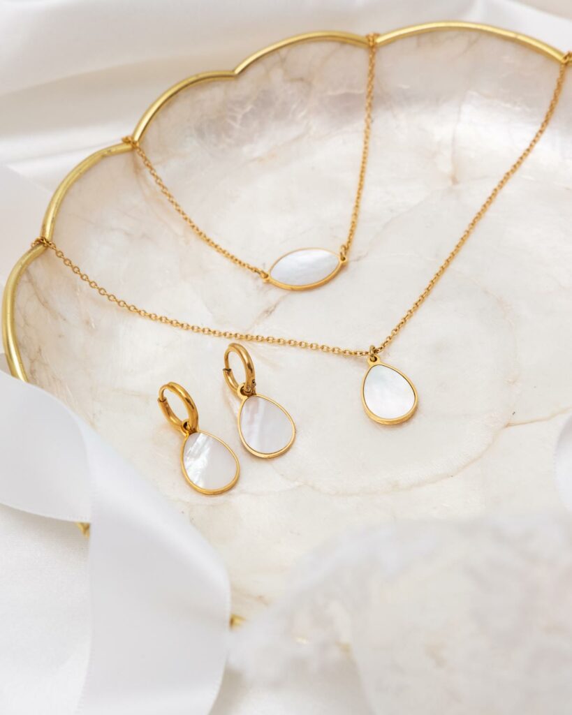 parelmoer set van oorbellen ketting en armband in goud in druppel