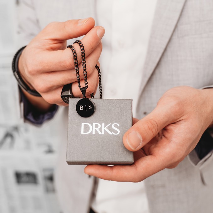 heren-ketting-met-zwarte-munt-drks-678x678