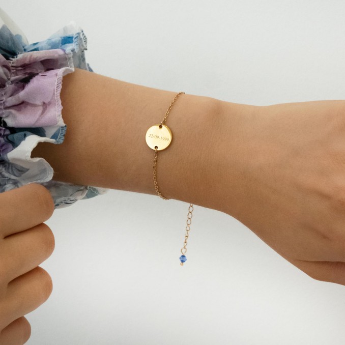 gouden birthstone armband om pols