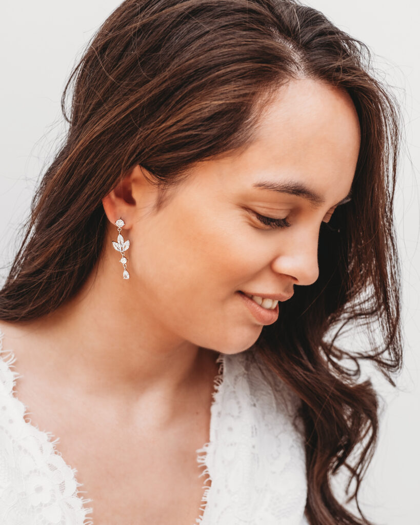 lange oorbellen bij bruid