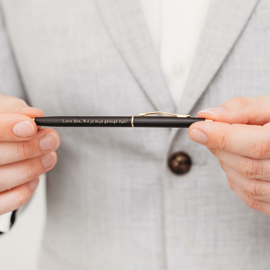 zwarte pen met gravering