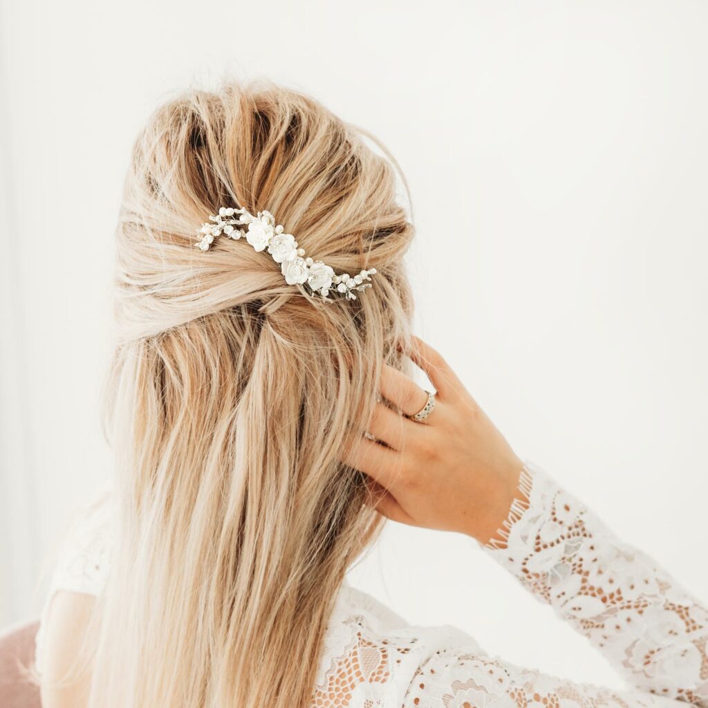 zilveren haaraccesoire met roosjes