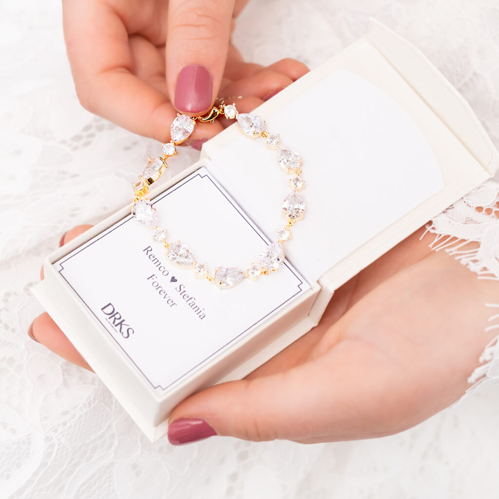 bruidarmband met steentjes in doosje