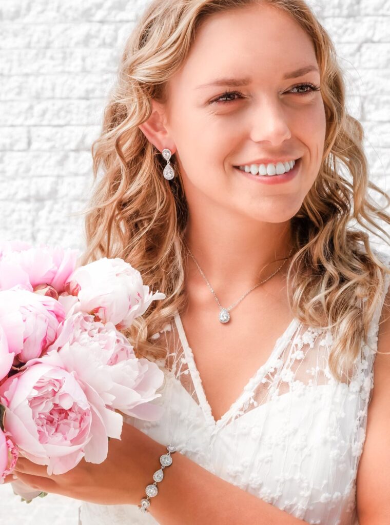 Model met een setje van bruidssieraden 