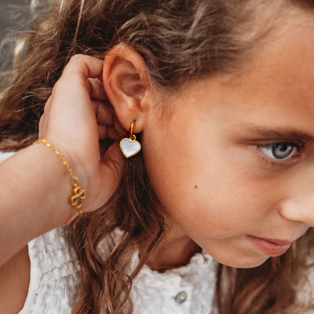 Meisje met hartje oorbel