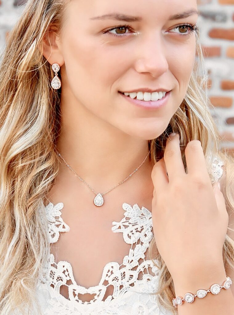 Model met een setje van bruidssieraden 