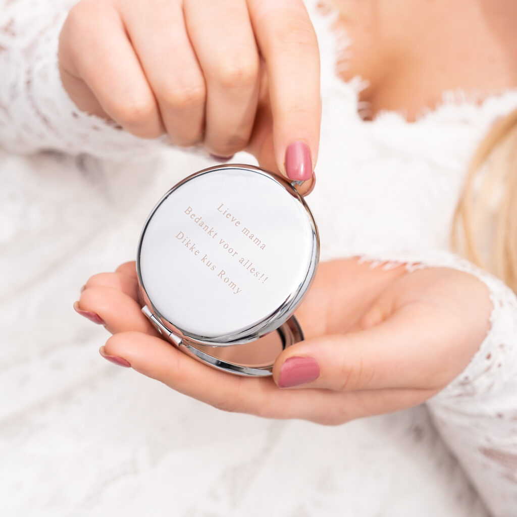 zilveren handspiegeltje met gravering
