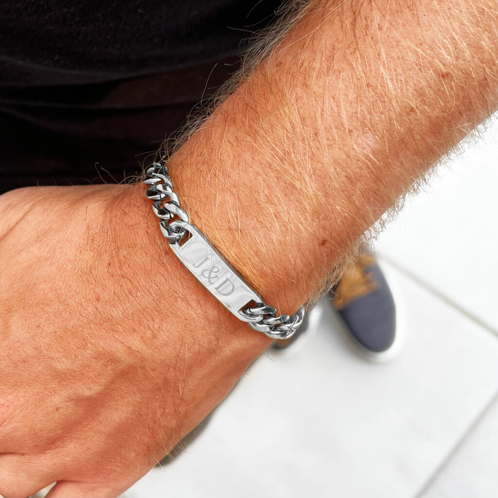 Een pols met zilveren schakelarmband