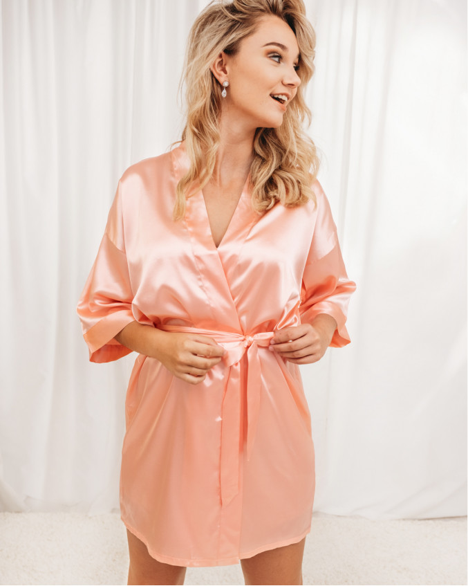 model met blond haar en roze kimono
