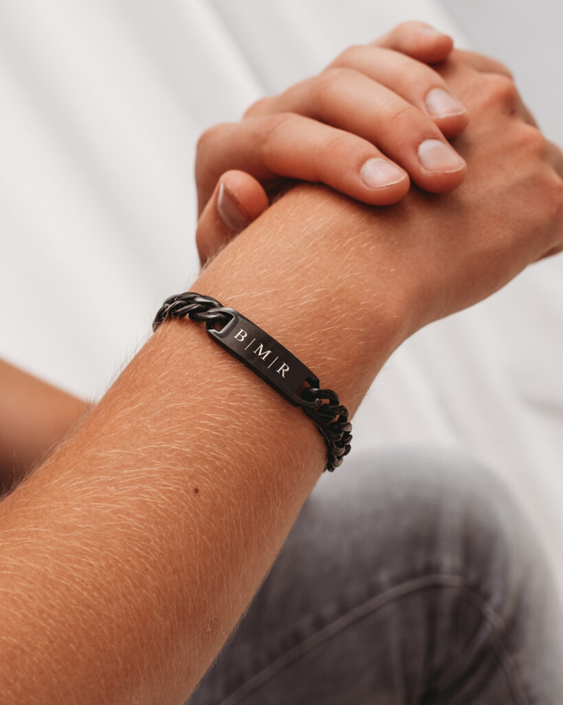 zwarte schakelarmband met gravering