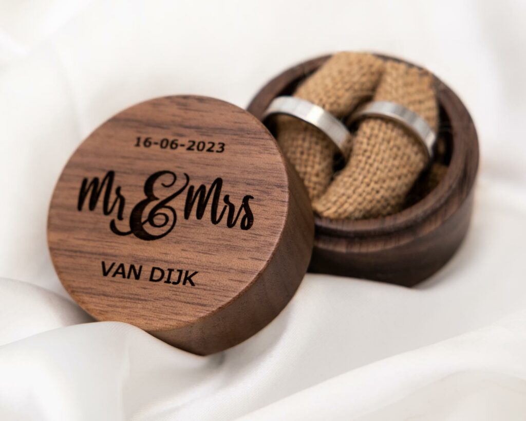 trouwringen in rond houten ringendoosje