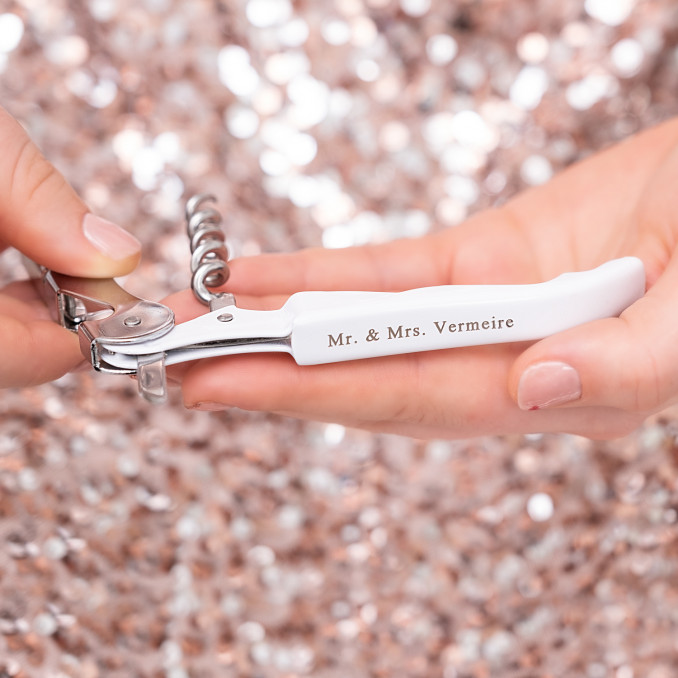 Witte wijnopener met gegraveerde tekst 