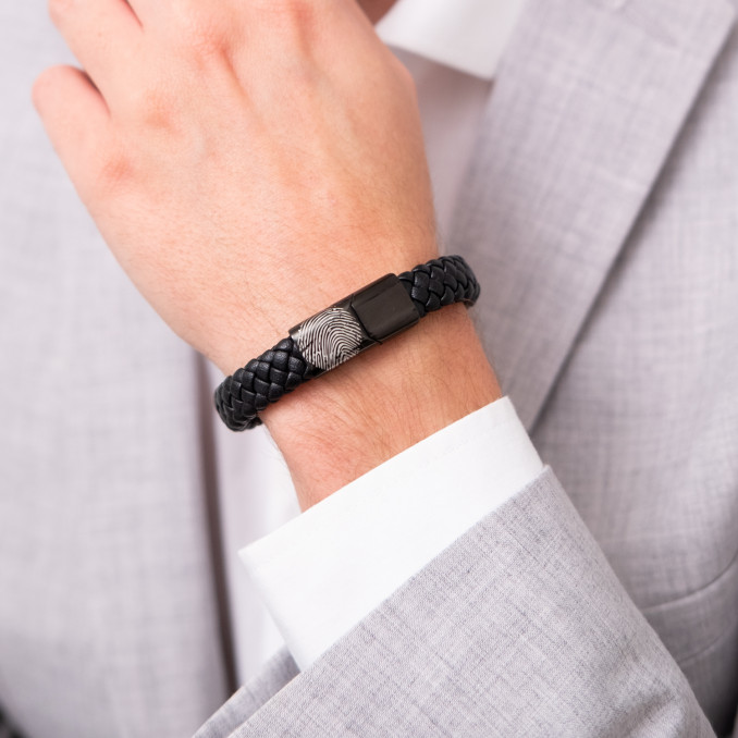 Man met zwarte leren armband met vingerafdruk