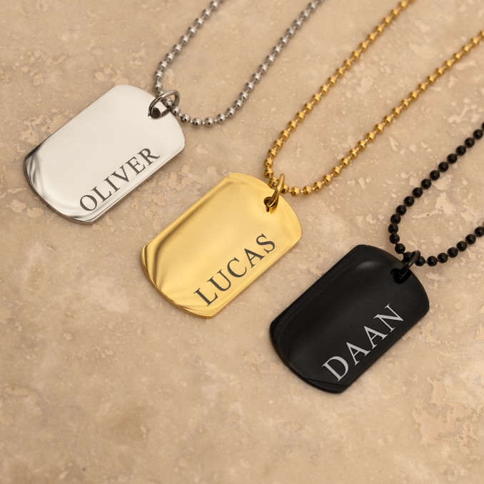 3 dog tag's in de kleuren zilver, goud en zwart